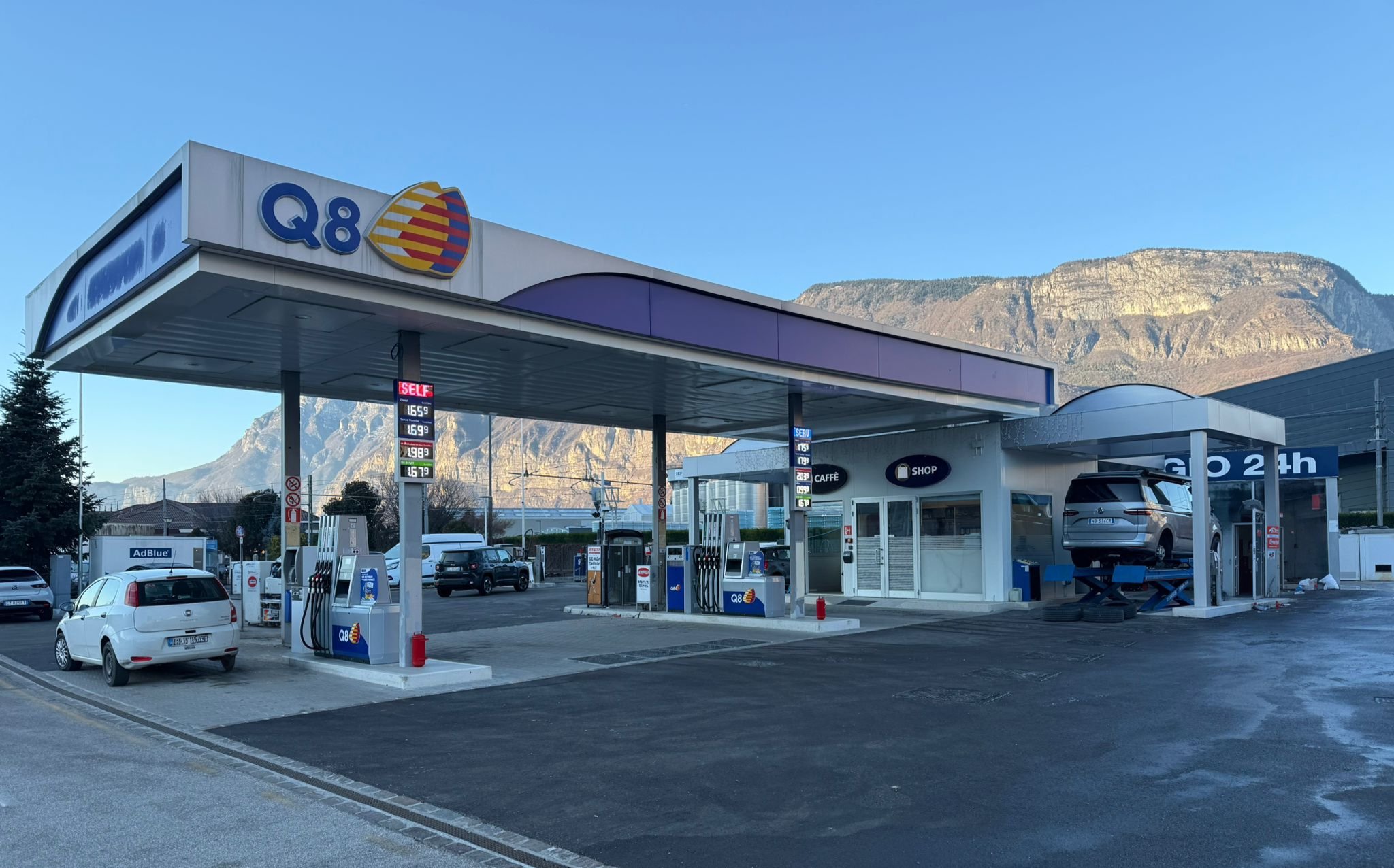 DA GREG, stazione di servizio a Mezzocorona con le Dolomiti sullo sfondo