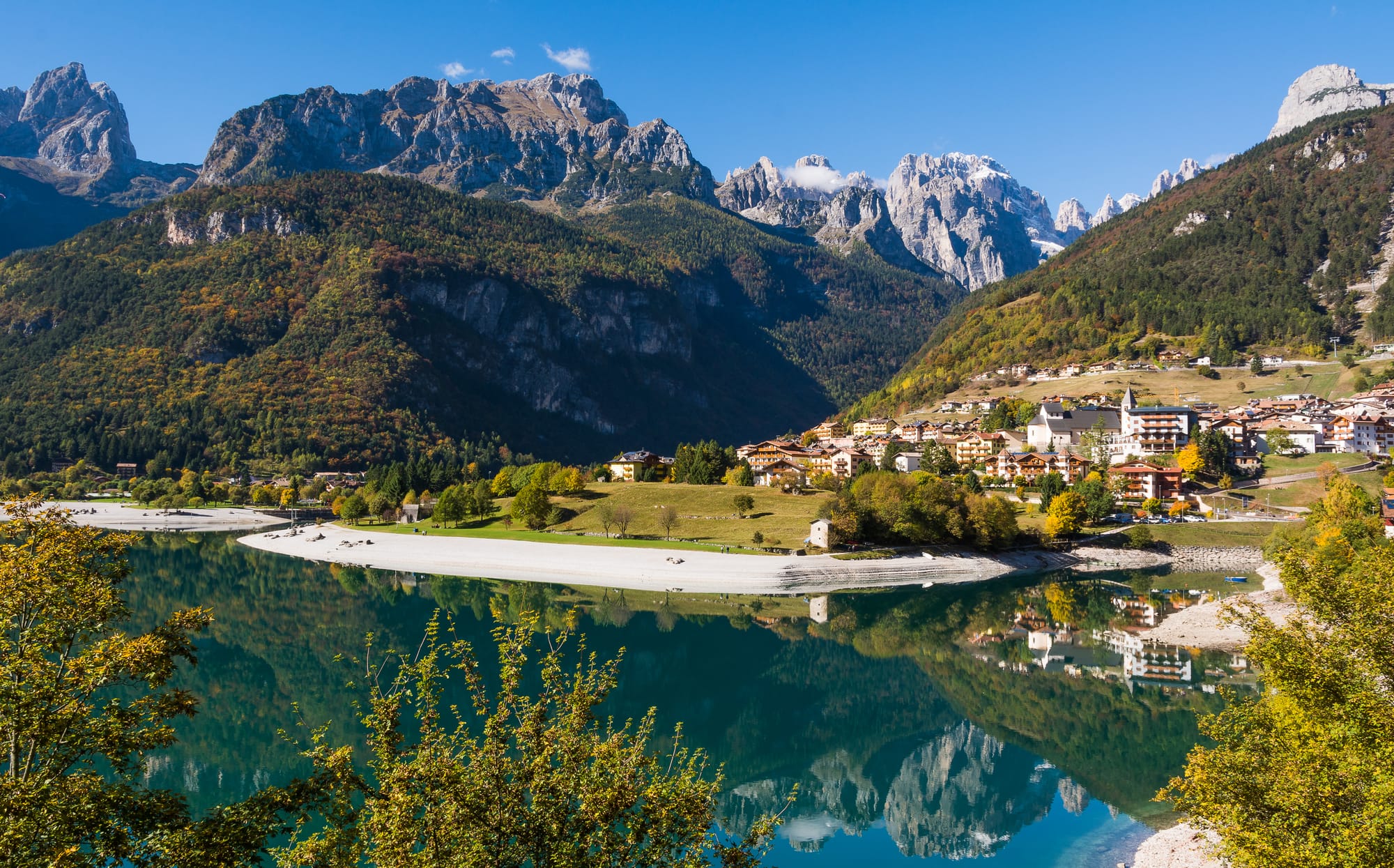 Il lago di Molveno, dove si trova la Tavola Calda